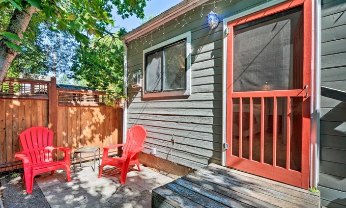 Siskiyou-Hargadine Historic District House | Warm and Inviting Ashland Cottage Less Than Half-Mile to SOU