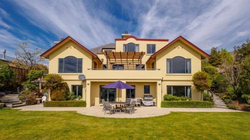 Wanaka Apartment | Warm and spacious 2 bedroom, downstairs apartment