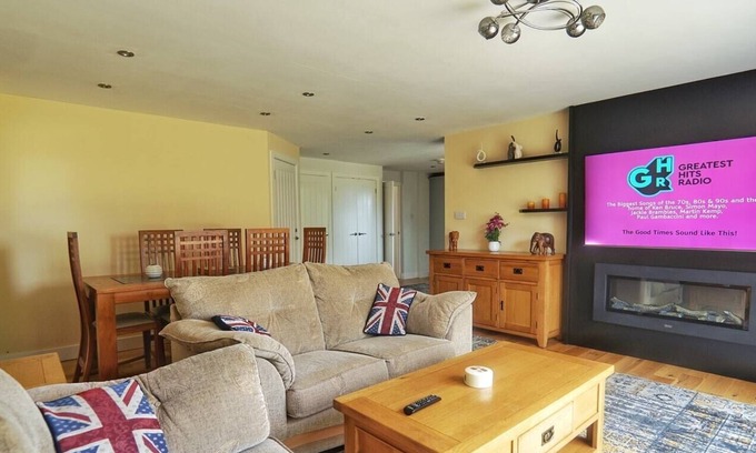 Turnchapel House | Warm and Spacious 4BD Family Retreat with Garden