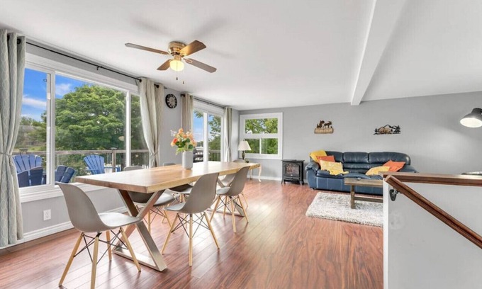 Kawartha Lakes House | Warm Casa by the Bay✦Sunroom✦Balcony✦BBQ & Grill!