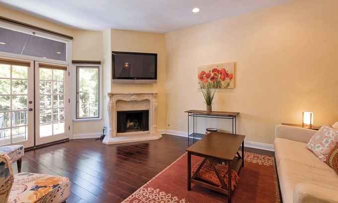 Studio City House | Warm, comfortable townhouse close to Hollywood & Universal