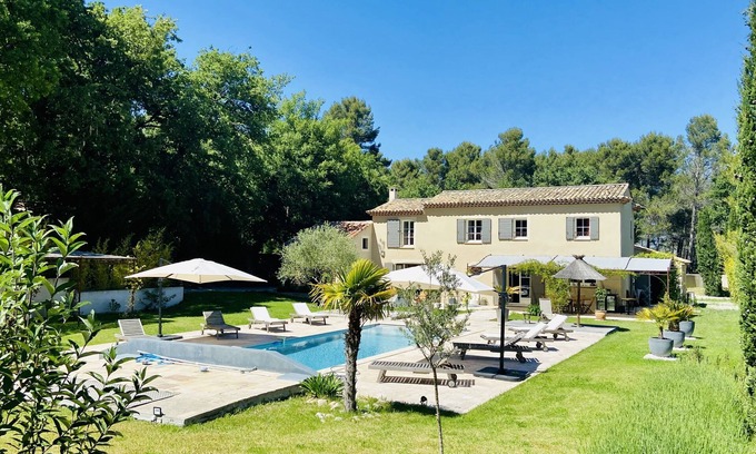 Venelles Villa | Warm, contemporary villa in the heart of nature