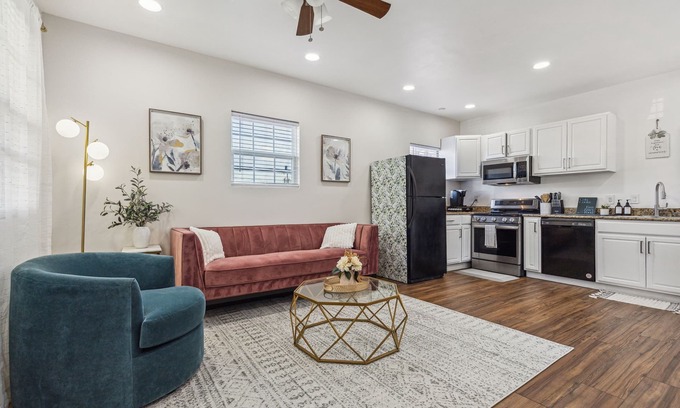 Dallas House | Warm & Cozy 2BR/1BA, 5 minutes to White Rock Lake!