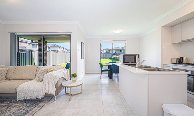 Leppington House | Warm &Cozy 5Br house near train station