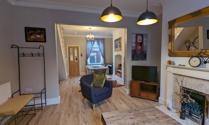 Salford House | Warm Family Home, 2DB House!