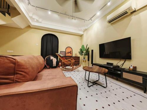 Taman Setia Indah House | Warm family suites at Setia Indah near Austin