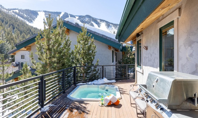 Warm Springs House | Warm Springs Ski Way Home | Pool, Pickleball, and More!
