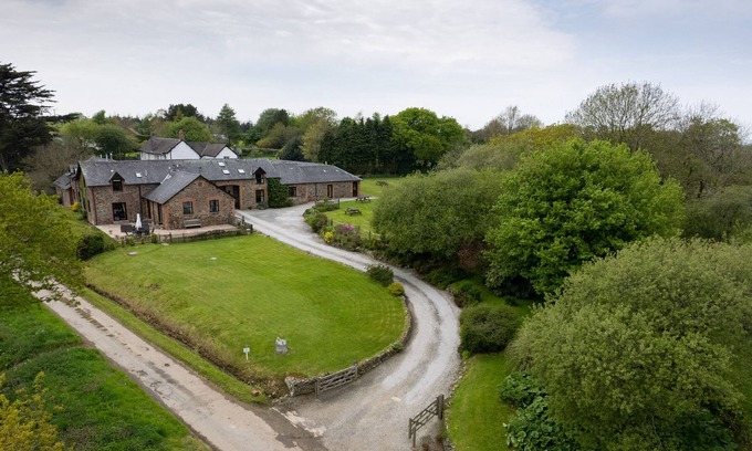 Torrington Cottage | WARREN COTTAGE, pet friendly, with pool in Torrington