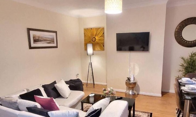 Warrington House | Warrington - House - Sleeps 10 - Parking - Garden