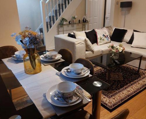 Warrington House | Warrington - House - Sleeps 10 - Parking - Garden