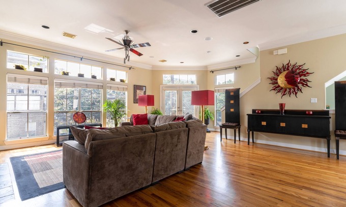 Montrose House | Washington Corridor & Park Living 2 Bedroom Home by RedAwning