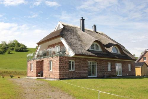 Gager House | wassernahes Ferienhaus mit Meerblick und Schwimmbadnutzung in Sellin - Ferienhaus Rohrweihe