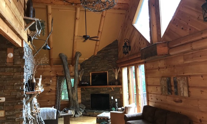 Butler Ski Chalet | Watauga Lake Home! Hot tub, kayaks, Slip access & Mountain View!