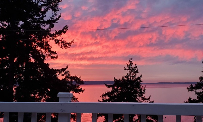 Camano Island Cottage | Watch whales, boats and amazing sunsets - from the deck or front windows in AC!