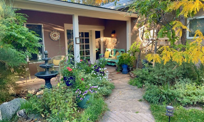 Tesuque House | Water in the Desert!/Plaza-7min/National Forest-4min/3BR/Pets/Unique & Magical!