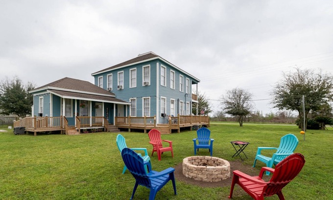 Galveston House | Water & Intercoastal Views|Volleyball Net|Fire Pit Grill|WiFi|Near Bolivar Lighthouse|Lots of Room!