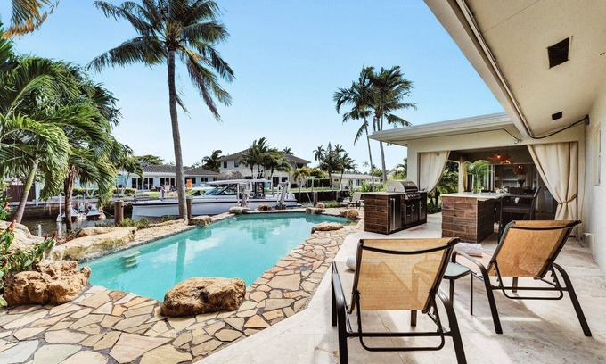Bel Air House | Water's Edge-Luxury house - 5 bedrooms - walk to beach - Heated pool - Boat Dock
