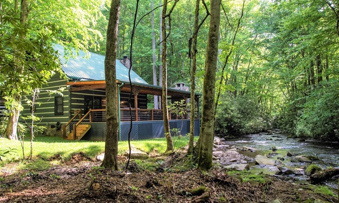 Topton Cabin | Water's Edge-Pet Friendly 3 Bedroom, Luxury Log Cabin Rental, Perfect for Families, Outdoor Entertaining, Hot Tub, Fireplace, 30 Minutes to Great Smoky Mountains-Nantahala NC
