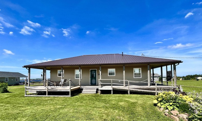 Darnley Cottage | Water view cottage - Walk to Thunder Cove Beach!