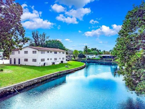 Survey Creek Apartment | Water View - King Bed - 1st Floor - Palm Wave Says