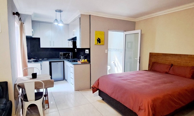 Greater Johannesburg Metropolitan Area Cabin | Waterfall City Guest Lodge - Deluxe King Pool Unit