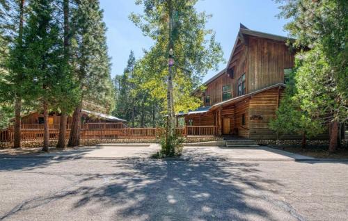 Shaver Lake House | Waterfall Lodge Yellowstone Vibes Ac Space