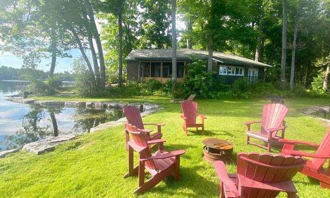 Trent Lakes House | Waterfieldhouse 2 bedroom with two ensuites and a Muskoka room
