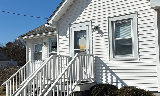 Deep Hole Cottage | Waterfowl Watch Cottage - Chincoteague Island Quiet area,bikes, fall rates