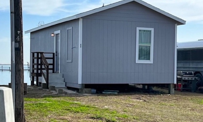 Aransas Pass Cabin | Waterfront 2 bedroom Cabin @Fin and Feather Marina in Aransas Pass. Full kitchen