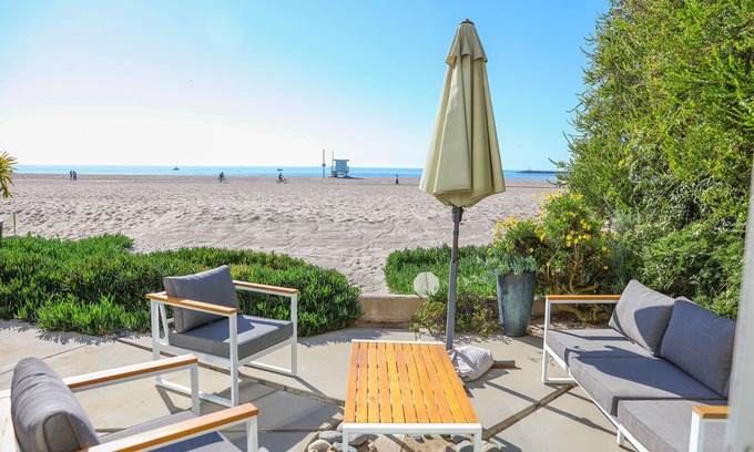 Playa Del Rey House | Waterfront 2BDRM with Patio in Playa Del Rey