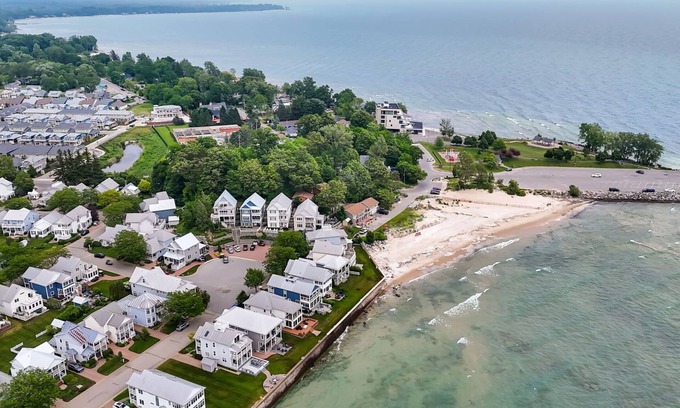 Crystal Beach Apartment | Waterfront 2BR Unit | Private Beach!