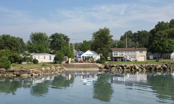 Vickery Cottage | Waterfront 3 Bedroom Cottage w/Sunsets over Sandusky Bay
