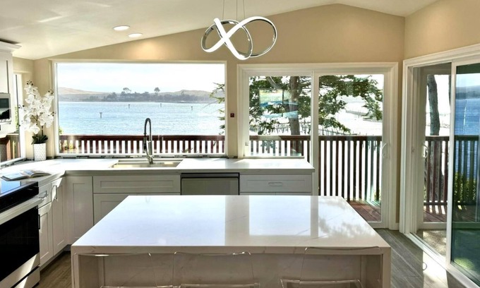 Old Town House | Waterfront 3bed and 2bath home with panoramic ocean views in Bodega Bay, CA