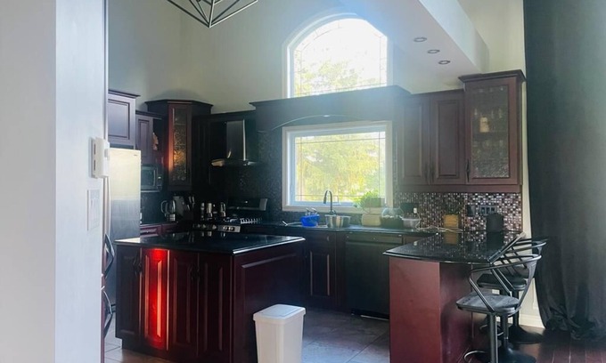Gatineau House | Waterfront 4-bedroom house 25mins from downtown Ottawa