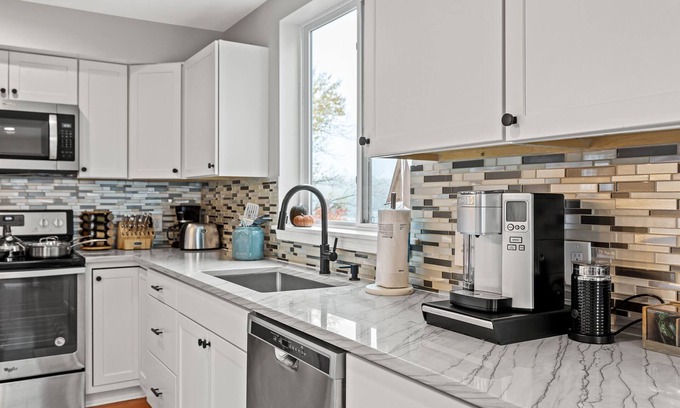 Glen Burnie House | WATERFRONT| 4BR| 1st Floor Master|Family Ready|BWI