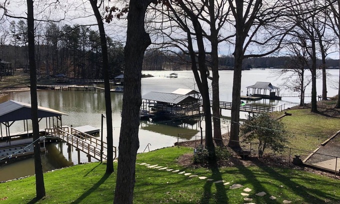 Troutman House | Waterfront /5 Bedrooms /3 BA's /2 FULL KITCHENS /Firepit /Boat Dock /Pier