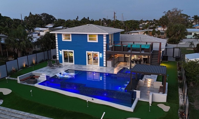 Bayshore Gardens House | Waterfront 5BR Luxury Home – Pool, Spa, Boat Lift, Putting Green, Fire Pit