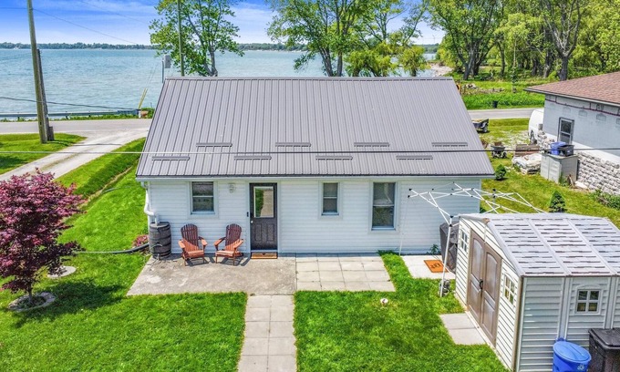 Selkirk Cottage | Waterfront all season 3 bdrm Lake House