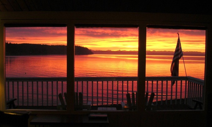 Suquamish House | Waterfront Beach Cottage Retreat