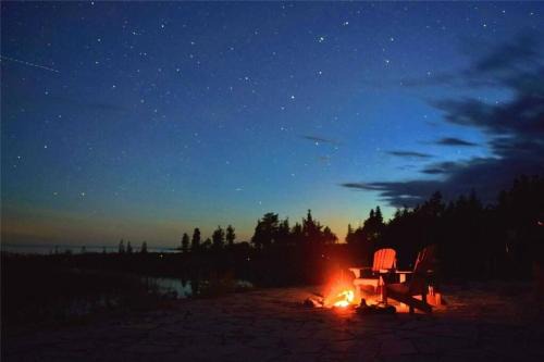 Northern Bruce Peninsula Ski Chalet | *WATERFRONT*BEAUTIFUL MODERN TOBERMORY COTTAGE