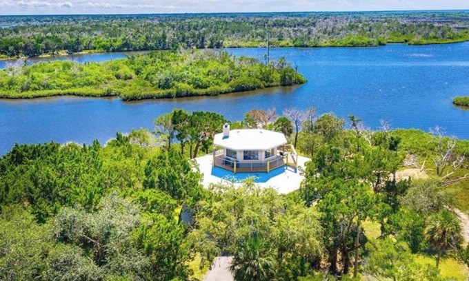 Crystal River House | Waterfront Beauty w/floating dock & kayaks