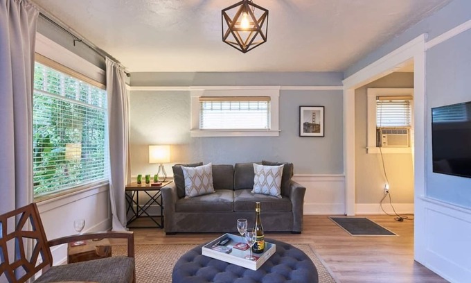 Vallejo House | Waterfront Boutique Bungalow 1-Walk to Ferry to San Francisco, Free WIFI Parking