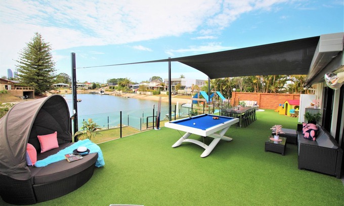 Broadbeach Waters House | ^ Waterfront Broadbeach Abode ^ Child and Pet friendly