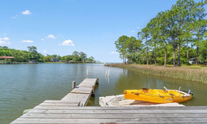 Florida Panhandle House | WATERFRONT Bring your Boat and tie up outback to the pier with community Pooln