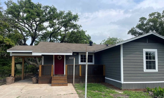 Liverpool House | Waterfront cabin on Chocolate Bayou. Bring your boat. Fishing friendly.