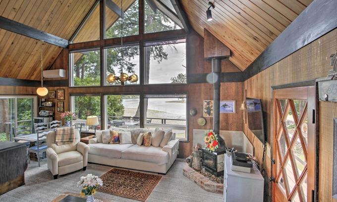 Gig Harbor Cabin | Waterfront Cabin w/Fire Pit in Gig Harbor!