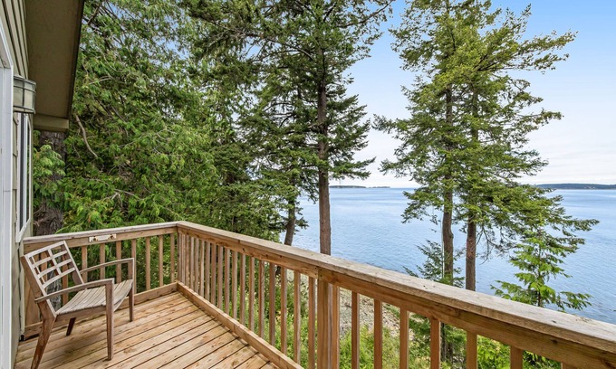 Eastsound Cottage | Waterfront cabin with hot tub, WiFi, deck, & wildlife views - dog-friendly