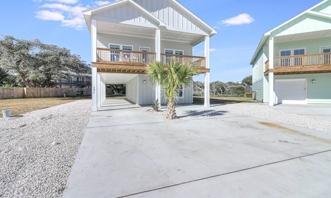 Fulton House | Waterfront,Community Pool, Walk to Bars, Restaurants and Pier