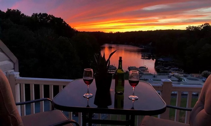 North Shore Condo | Waterfront Condo at Stripers Landing, Smith Mountain Lake, Virginia