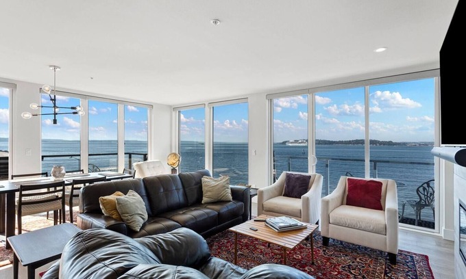Alki Condo | Waterfront condo w/city & mountain views!